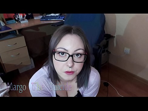 ❤️ Moza sexy con lentes chupa un consolador profundamente ante a cámara ️❌  Sexo en nós ❌❤